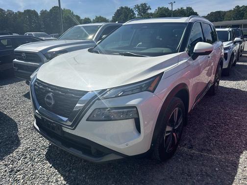 Pearl White Tricoat 2023 Nissan Rogue SL