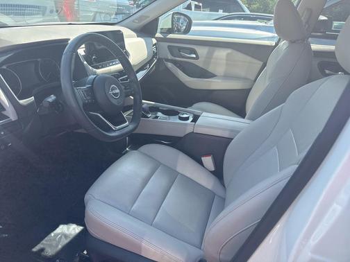 Pearl White Tricoat 2023 Nissan Rogue SL