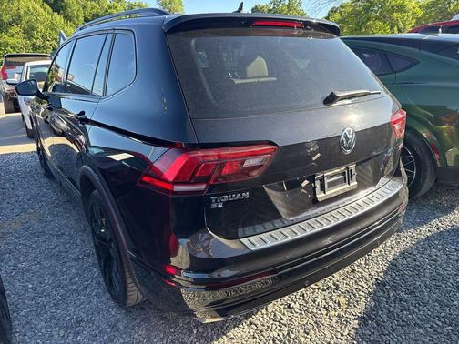 Deep Black Pearl 2021 Volkswagen Tiguan 2.0T SE 4MOTION