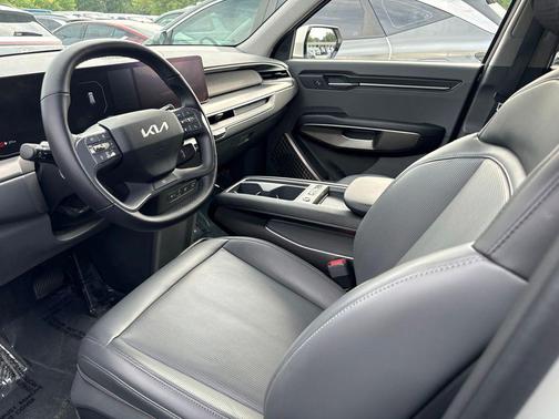 Ivory Silver 2024 Kia EV9 Light Long Range
