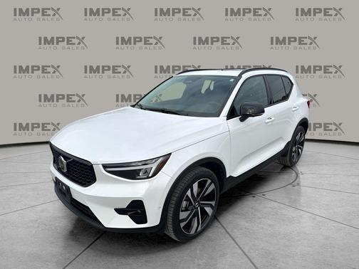 2025 Volvo XC40 B5 Plus Dark Theme