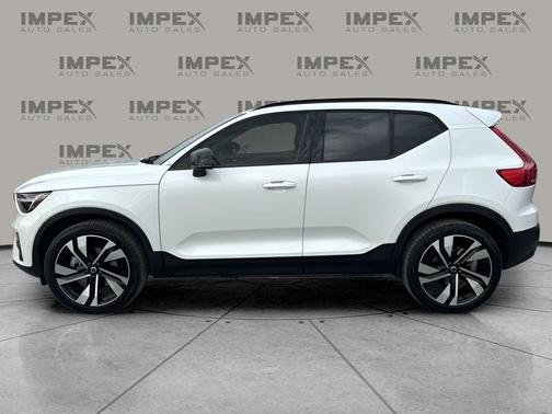 2025 Volvo XC40 B5 Plus Dark Theme