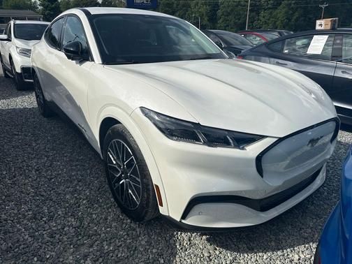 Star White Metallic Tri-Coat 2025 Ford Mustang Mach-E Premium