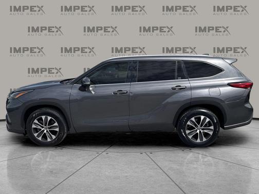 Magnetic Gray Metallic 2022 Toyota Highlander XLE