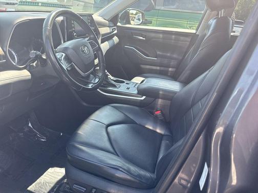 Magnetic Gray Metallic 2022 Toyota Highlander XLE