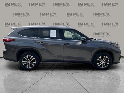 Magnetic Gray Metallic 2022 Toyota Highlander XLE