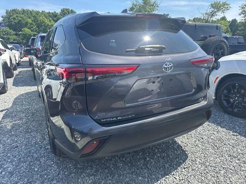 Magnetic Gray Metallic 2022 Toyota Highlander XLE