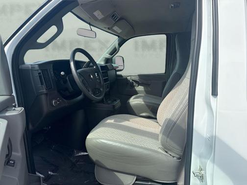 Summit White 2025 Chevrolet Express 3500 RWD 3500 Extended Wheelbase LS