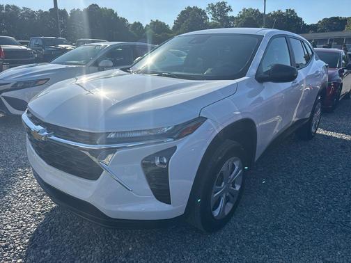 Summit White 2025 Chevrolet Trax LS