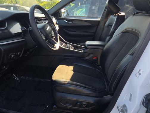 Bright White Clearcoat 2023 Jeep Grand Cherokee L Altitude