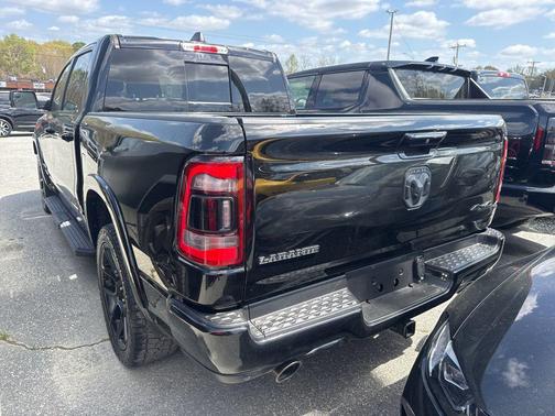 Diamond Black Crystal Pearlcoat 2022 RAM 1500 Laramie