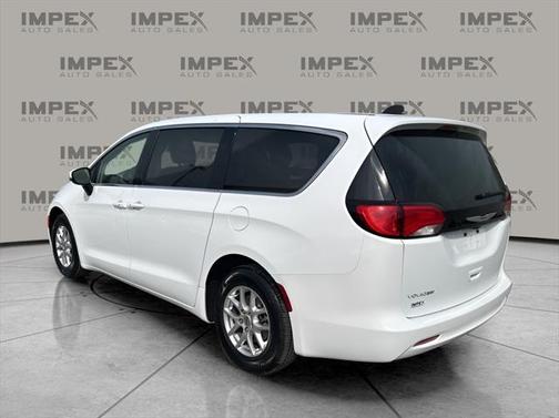 2023 Chrysler Voyager LX