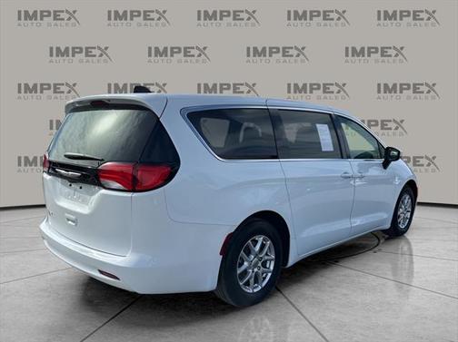 2023 Chrysler Voyager LX