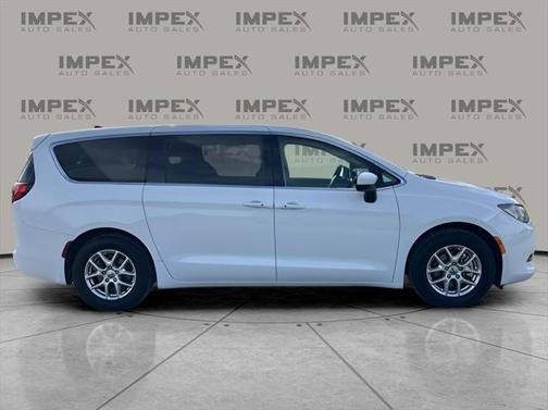 2023 Chrysler Voyager LX