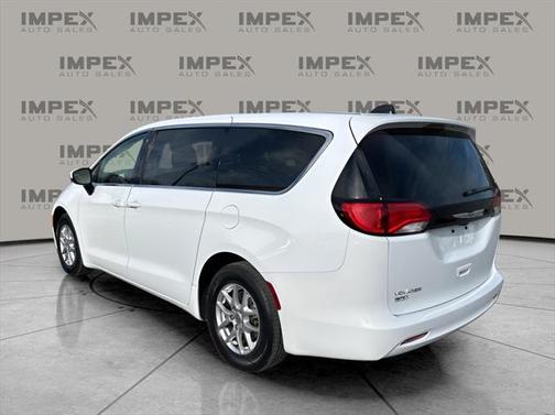2023 Chrysler Voyager LX