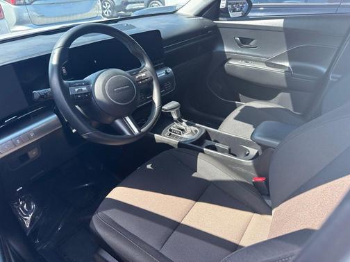 Atlas White 2025 Hyundai KONA SEL