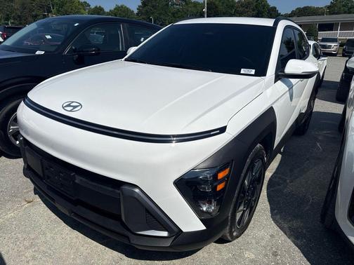 Atlas White 2025 Hyundai KONA SEL
