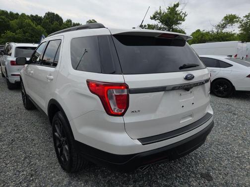 White Platinum Clearcoat Metallic 2018 Ford Explorer XLT