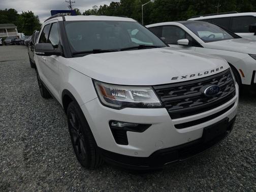White Platinum Clearcoat Metallic 2018 Ford Explorer XLT