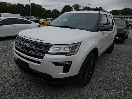 White Platinum Clearcoat Metallic 2018 Ford Explorer XLT