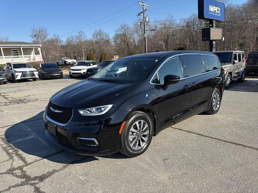 2024 Chrysler Pacifica Hybrid Select