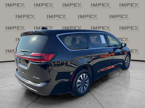2024 Chrysler Pacifica Hybrid Select