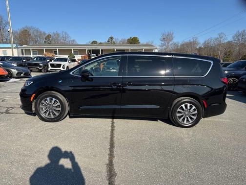 2024 Chrysler Pacifica Hybrid Select