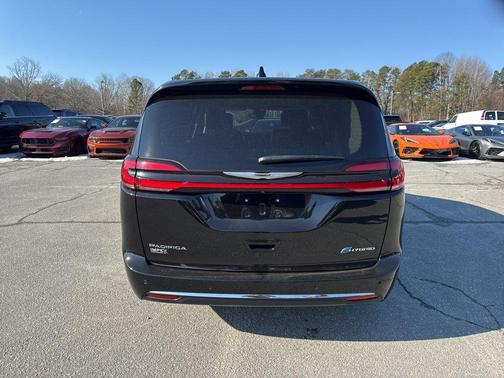2024 Chrysler Pacifica Hybrid Select