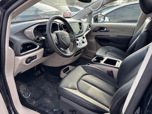 2024 Chrysler Pacifica Hybrid Select