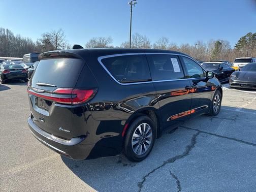 2024 Chrysler Pacifica Hybrid Select