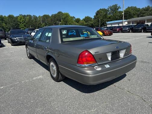2001 Ford Crown Victoria Base