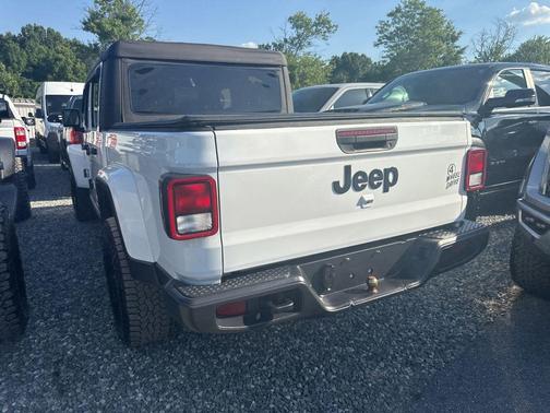Bright White Clearcoat 2021 Jeep Gladiator Willys 4x4