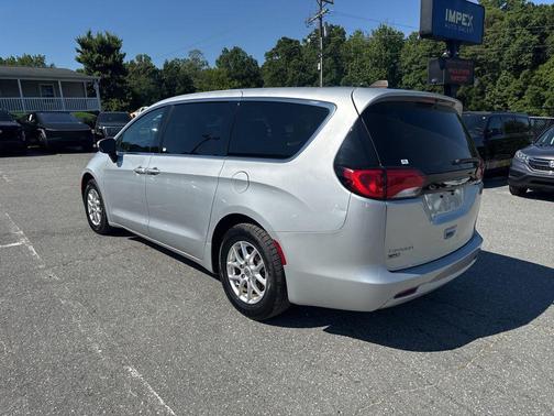 Silver Mist Clearcoat 2023 Chrysler Voyager LX