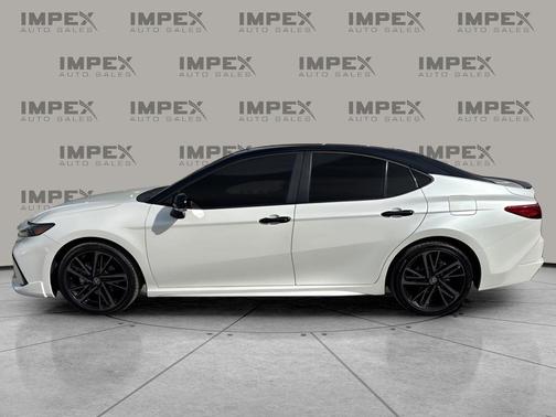 Wind Chill Pearl/Midnight Black Metallic 2025 Toyota Camry XSE