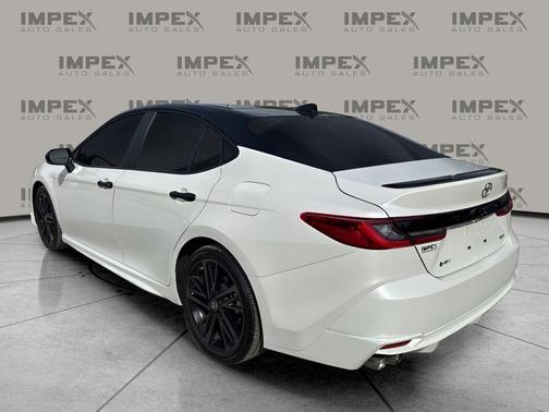 Wind Chill Pearl/Midnight Black Metallic 2025 Toyota Camry XSE