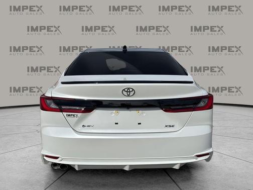 Wind Chill Pearl/Midnight Black Metallic 2025 Toyota Camry XSE