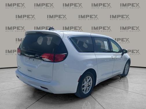 2023 Chrysler Voyager LX