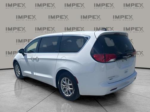 2023 Chrysler Voyager LX