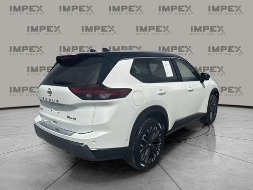 Everest White Pearl/Super Black 2025 Nissan Rogue SL