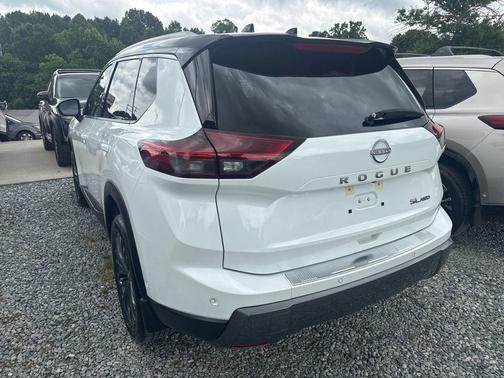Everest White Pearl/Super Black 2025 Nissan Rogue SL