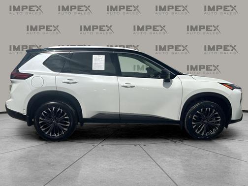 Everest White Pearl/Super Black 2025 Nissan Rogue SL