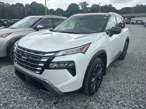 Everest White Pearl/Super Black 2025 Nissan Rogue SL