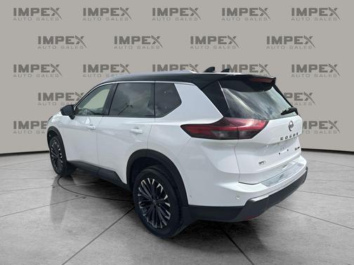 Everest White Pearl/Super Black 2025 Nissan Rogue SL