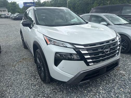 Everest White Pearl/Super Black 2025 Nissan Rogue SL