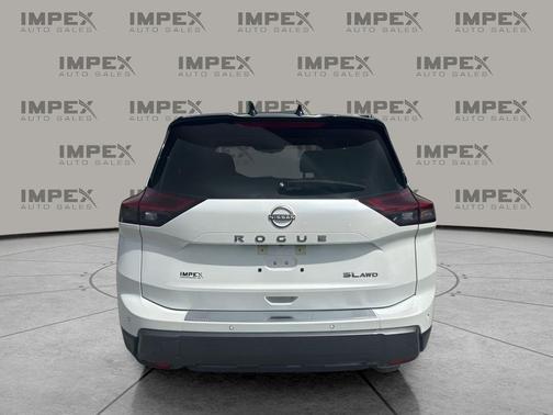 Everest White Pearl/Super Black 2025 Nissan Rogue SL