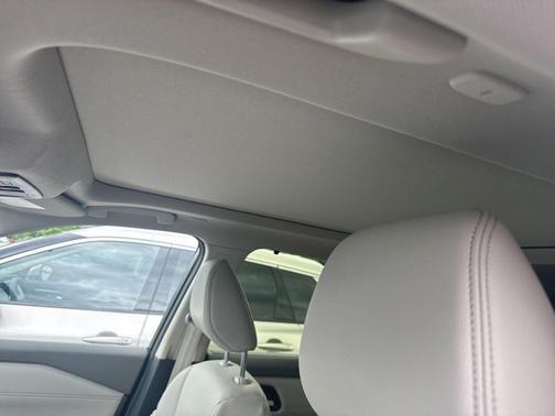 Everest White Pearl/Super Black 2025 Nissan Rogue SL