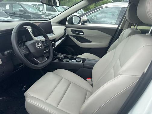 Everest White Pearl/Super Black 2025 Nissan Rogue SL