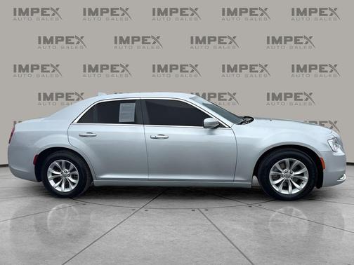 2022 Chrysler 300 Touring