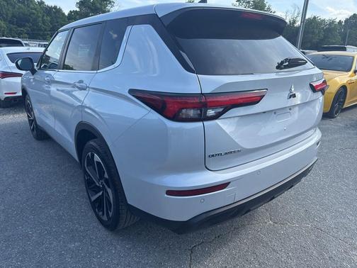 White Diamond 2022 Mitsubishi Outlander ES