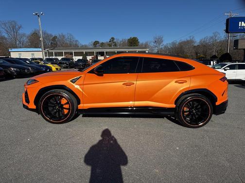 2022 Lamborghini Urus Pearl Capsule